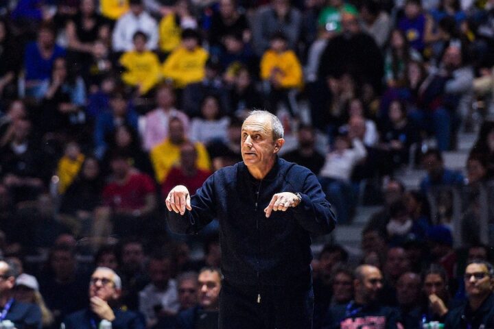 Ettore Messina si dimette dalla panchina dell'Olimpia Milano, Peppe Poeta nuovo allenatore