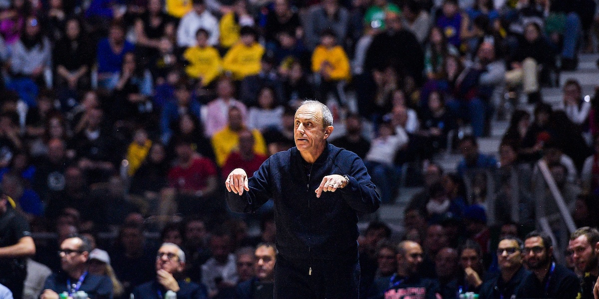 Ettore Messina si dimette dalla panchina dell'Olimpia Milano, Peppe Poeta nuovo allenatore