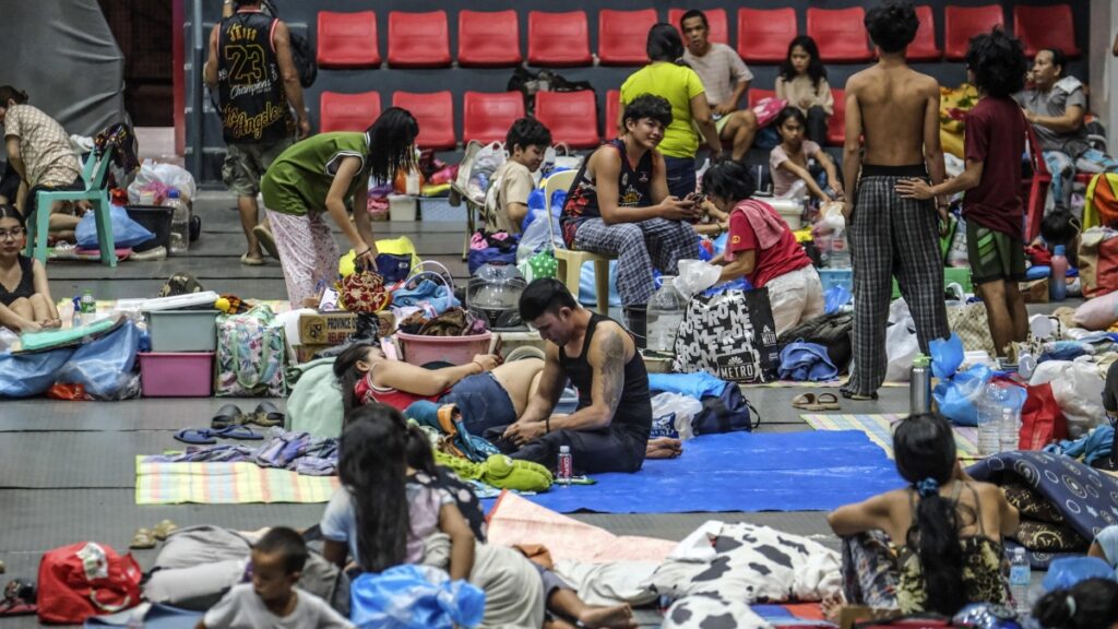 Filippine, oltre 100 mila evacuati per il super tifone Fung-Wong dopo il disastro di Kalmaegi