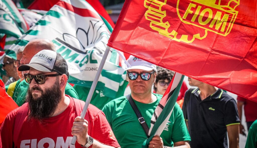 Firmato il nuovo contratto nazionale dei metalmeccanici, aumenti medi di 205 euro in quattro anni