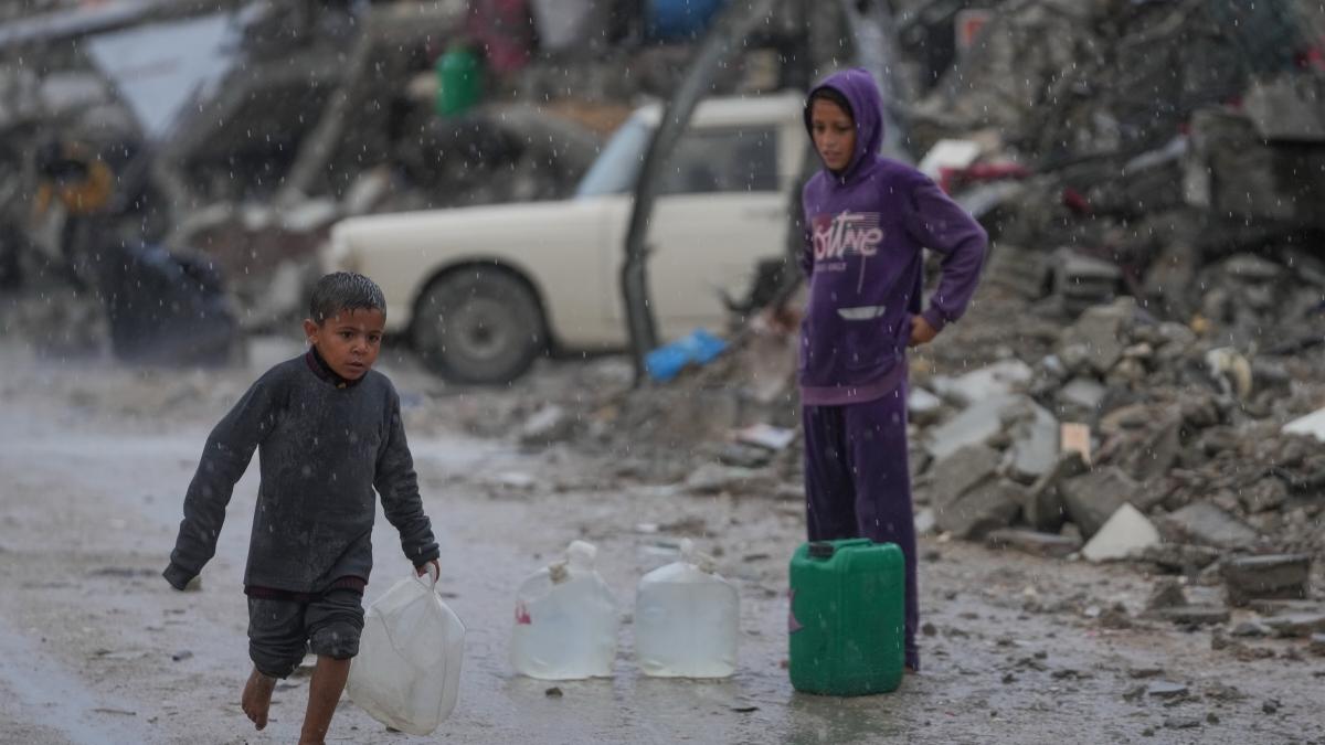 Forti piogge e inondazioni a Gaza: «Situazione disperata per gli sfollati, servono urgentemente roulotte e tende»