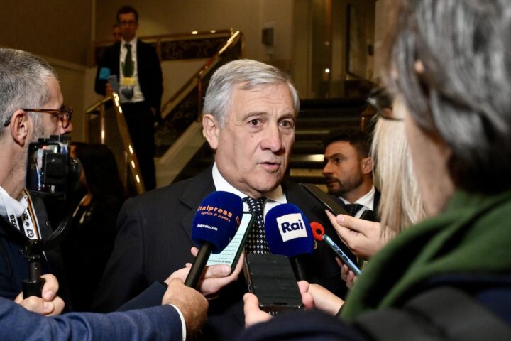 Forza Italia presenta 700 emendamenti alla Manovra, incluso fondo per genitori boomer