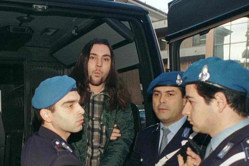 Fuga del killer della strage di Cadrezzate: in corso la caccia all'uomo in Italia