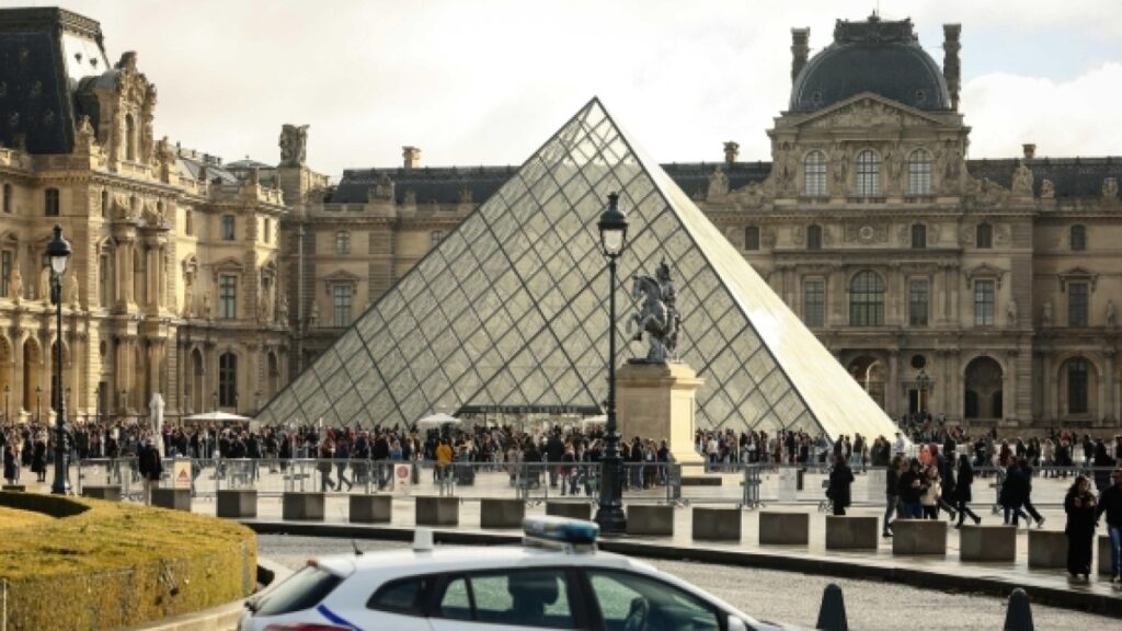 Furto al Louvre, arrestato il quarto sospetto legato ai rapinatori di Aubervilliers