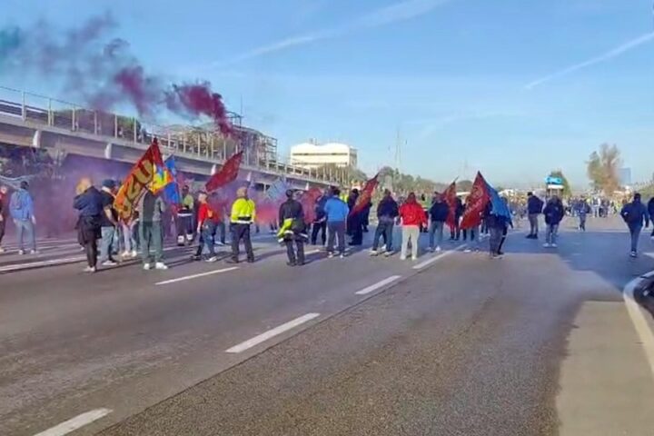 I lavoratori dell'ex ILVA occupano gli stabilimenti di Taranto, Genova e Novi Ligure in segno di protesta