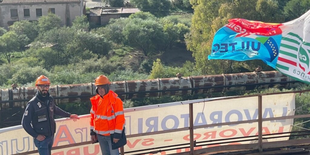 I lavoratori di Eurallumina scendono dal silo dopo 13 giorni di protesta in Sardegna