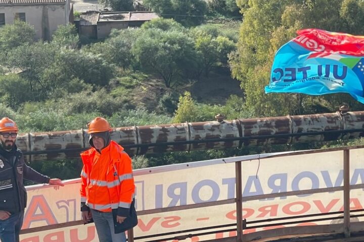I lavoratori di Eurallumina scendono dal silo dopo 13 giorni di protesta in Sardegna
