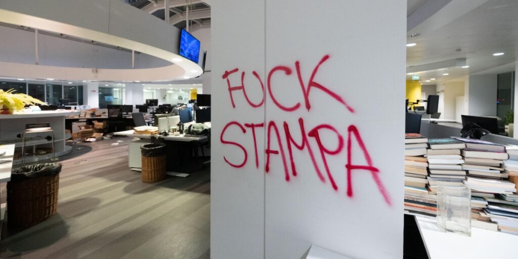 Identificate e denunciate 36 persone per il vandalismo alla redazione de La Stampa a Torino