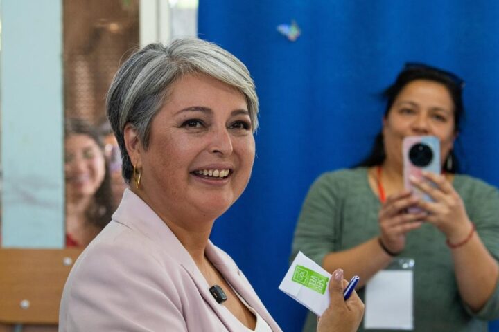 Il Cile si avvia verso il ballottaggio: Jeannette Jara in testa, la destra cerca unità