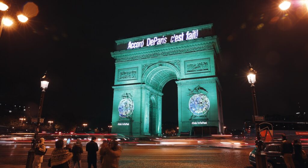 Il decennale dell'Accordo di Parigi: successi parziali e sfide imminenti nella lotta al cambiamento climatico