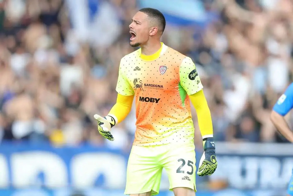Il derby di mercato milanese per il portiere del Cagliari Elia Caprile