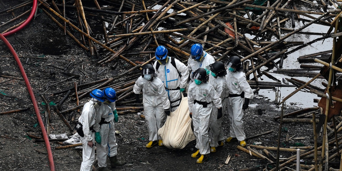 Il numero di morti nel grande incendio di Hong Kong sale a 146, ricerche per 100 dispersi proseguono