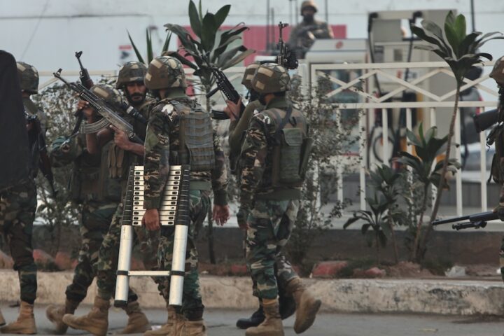 Il Pakistan bombarda il confine afghano, uccidendo almeno dieci persone