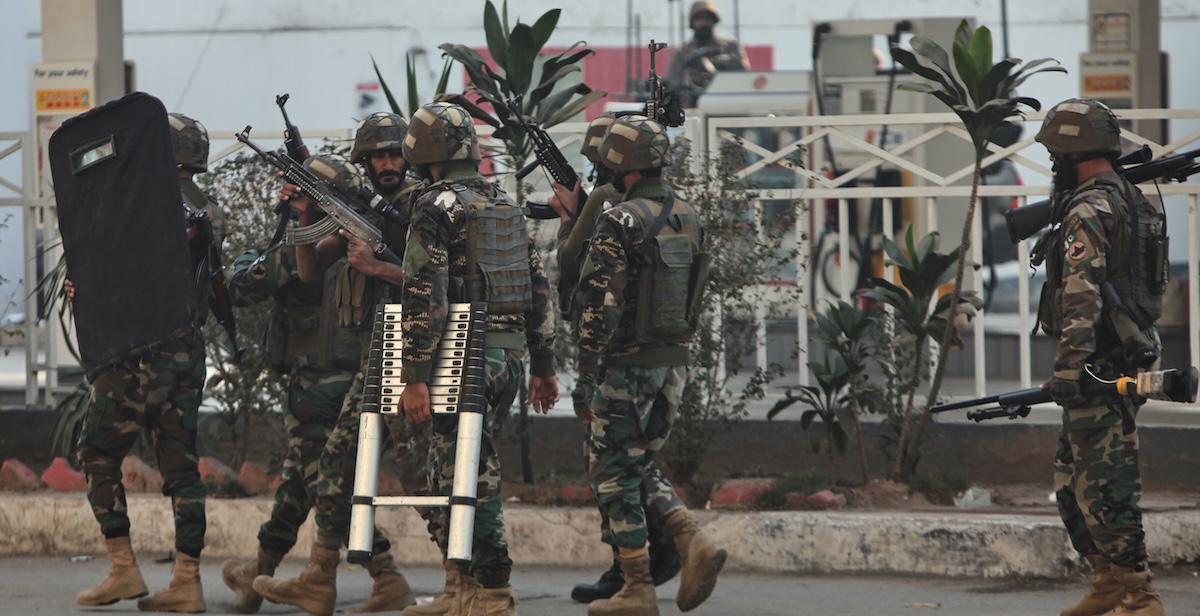 Il Pakistan bombarda il confine afghano, uccidendo almeno dieci persone