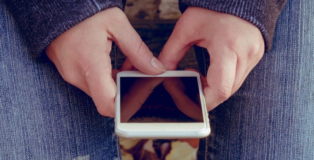 Il Parlamento europeo approva il limite di età di 16 anni per l'accesso ai social media per i minori