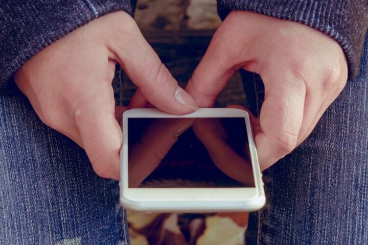 Il Parlamento europeo approva il limite di età di 16 anni per l'accesso ai social media per i minori