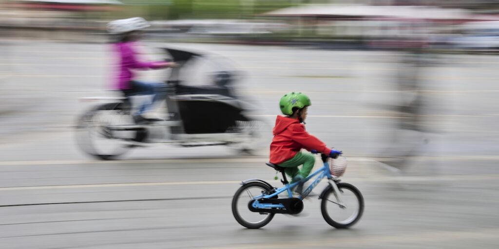 Il parlamento slovacco approva limite di velocità di 6 km/h sui marciapiedi dal 2026