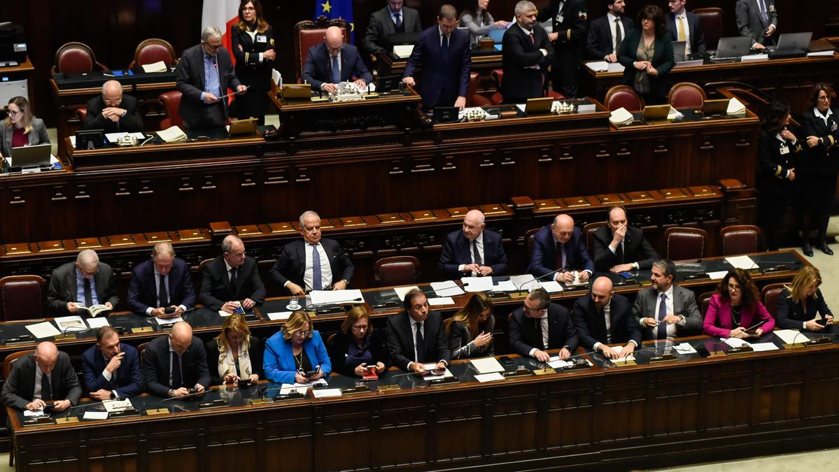 Il Parlamento sotto pressione: la fiducia dei cittadini in calo