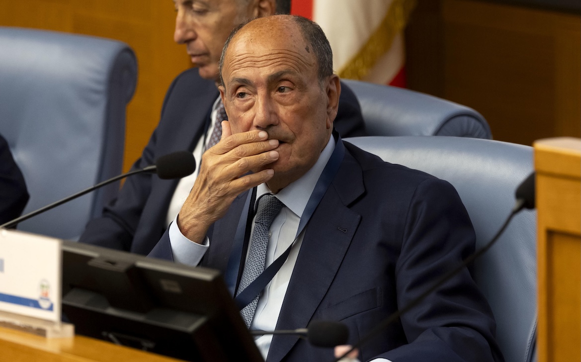 Il presidente della Sicilia revoca gli assessori della Democrazia Cristiana a seguito delle indagini su Totò Cuffaro