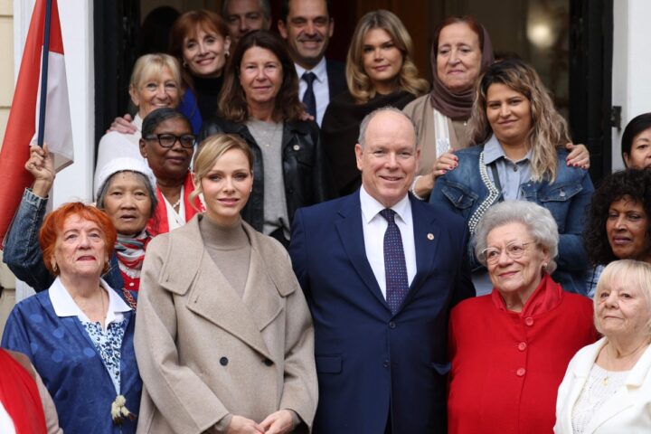 Il principe Alberto e Charlène incontrano gli anziani del Principato in vista della Festa Nazionale