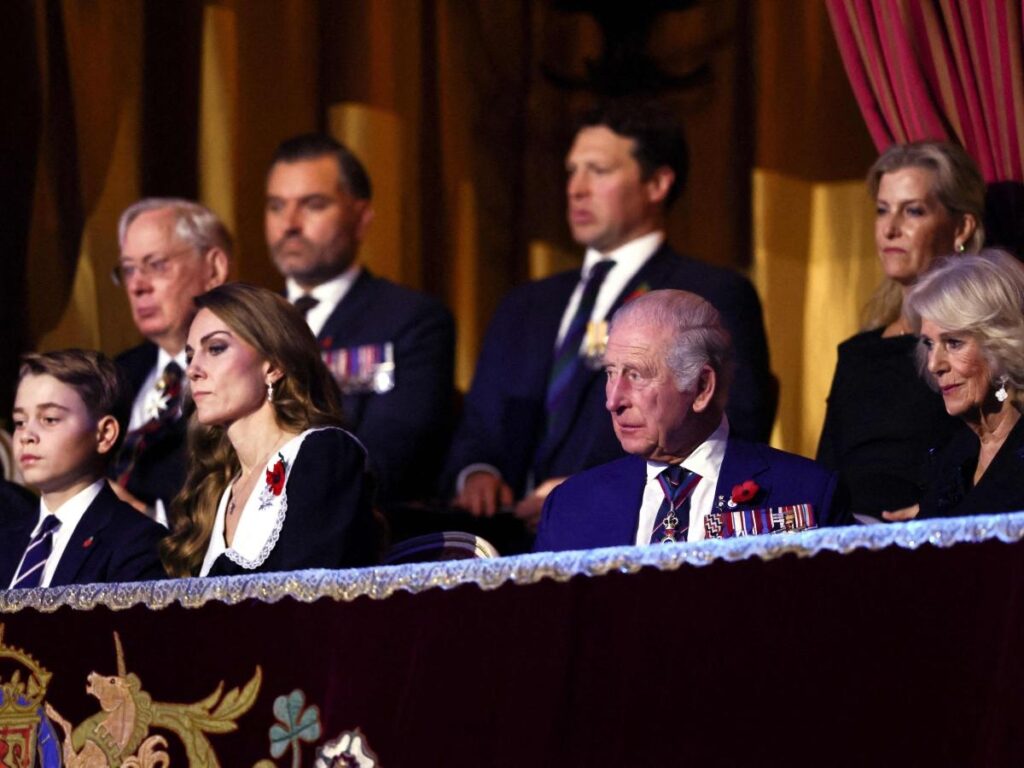 Il principe George debutta al festival del ricordo accanto a Kate, assente William