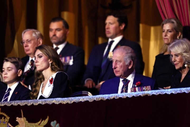 Il principe George debutta al festival del ricordo accanto a Kate, assente William