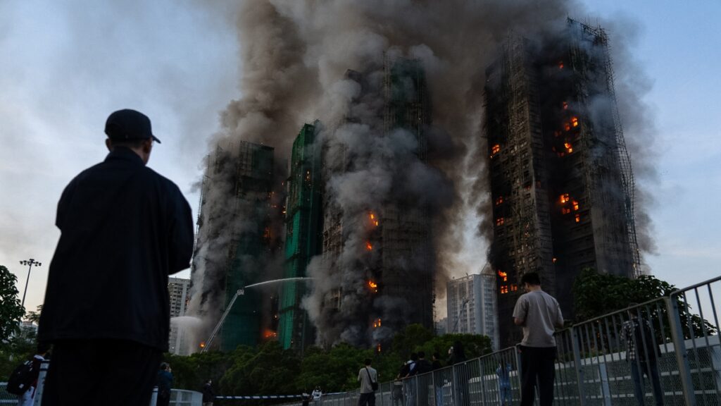 Incendio a Hong Kong: 55 morti e 279 dispersi dopo rogo in sette grattacieli