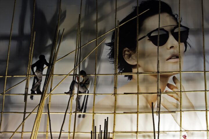 Incendio mortale a Hong Kong: 50 vittime e centinaia di dispersi tra le impalcature di bambù