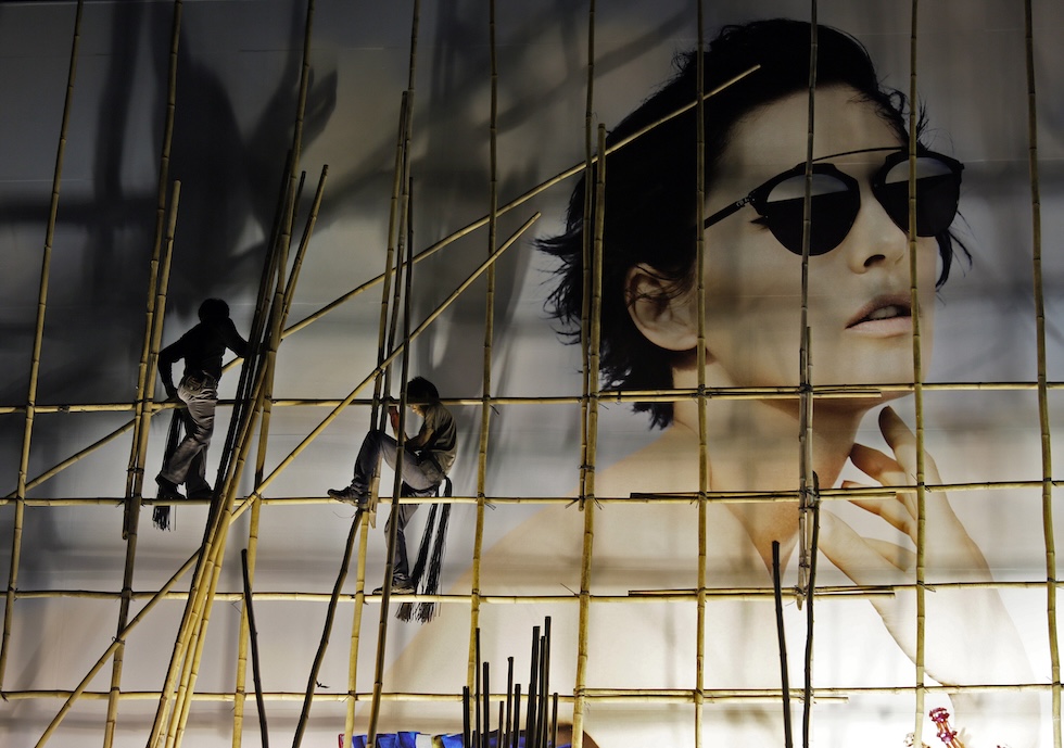 Incendio mortale a Hong Kong: 50 vittime e centinaia di dispersi tra le impalcature di bambù