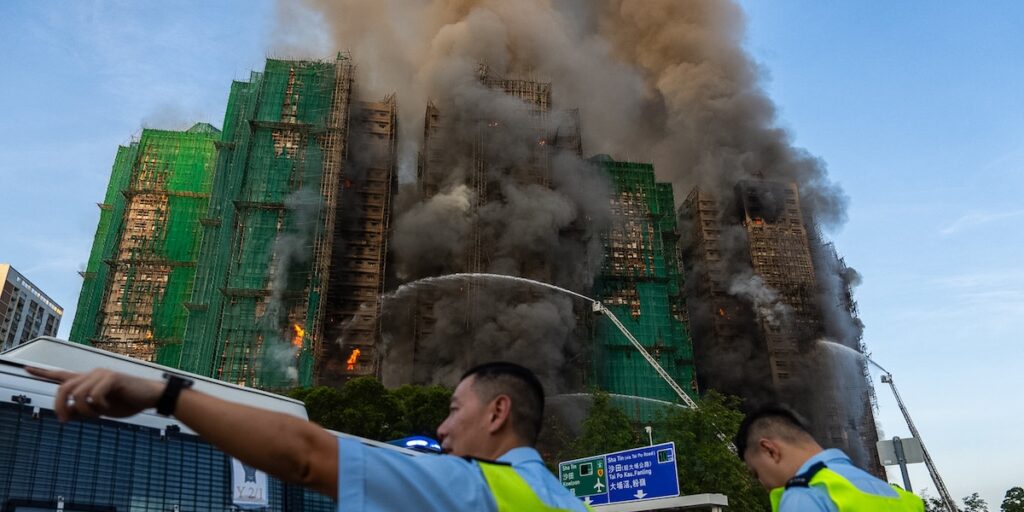 Incendio mortale a Hong Kong: quattro vittime in un complesso residenziale a Tai Po