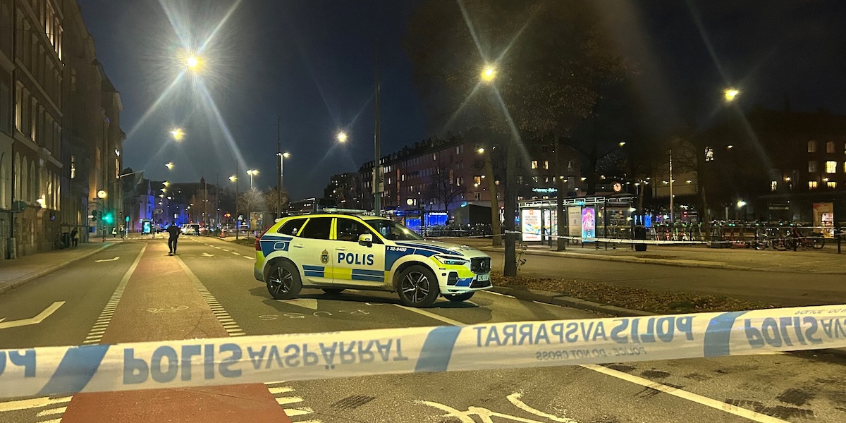 Incidente a Stoccolma: un autobus si schianta contro una pensilina, diversi morti e feriti