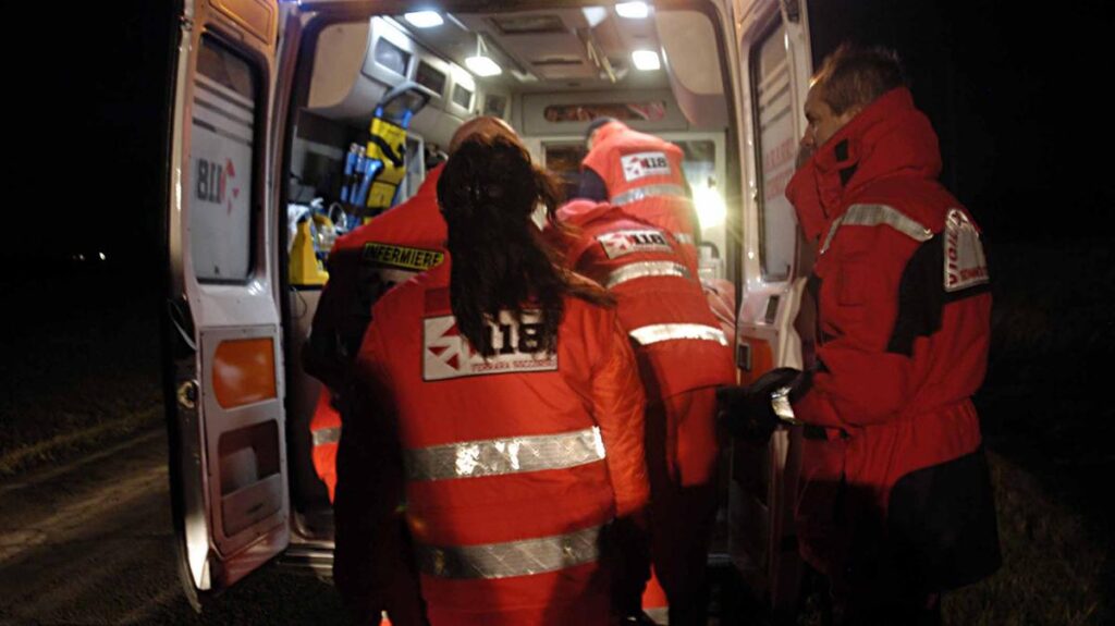 Incidente ad Arignano: morto automobilista, venti studenti feriti nello scontro con scuolabus