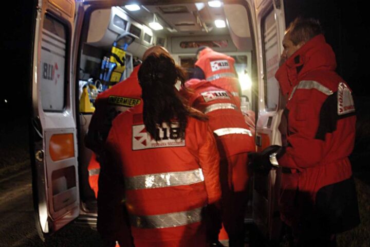 Incidente ad Arignano: morto automobilista, venti studenti feriti nello scontro con scuolabus