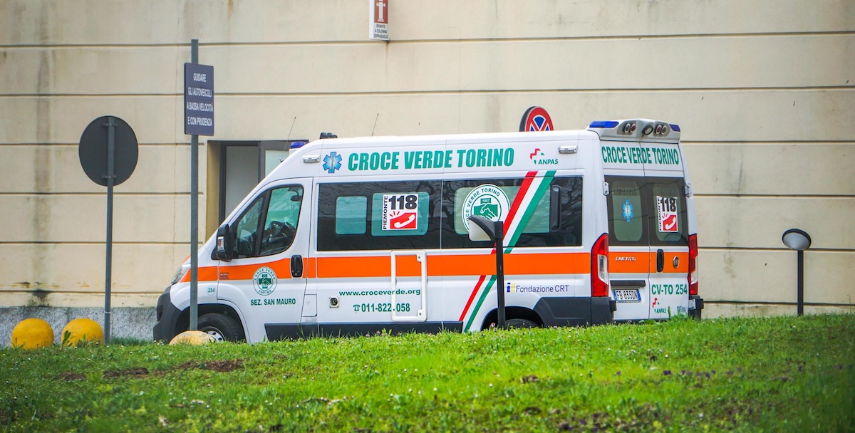Incidente mortale ad Arignano: un automobilista muore dopo scontro con pullman di studenti, 20 feriti lievi