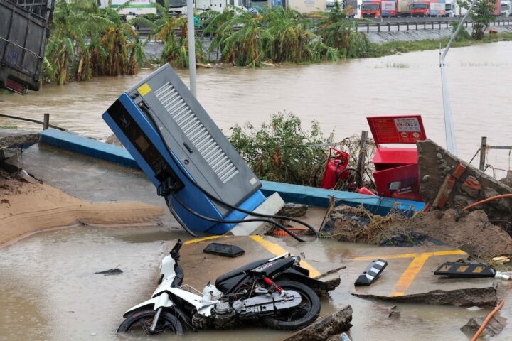 Inondazioni in Vietnam: il bilancio sale a 90 morti e 12 dispersi