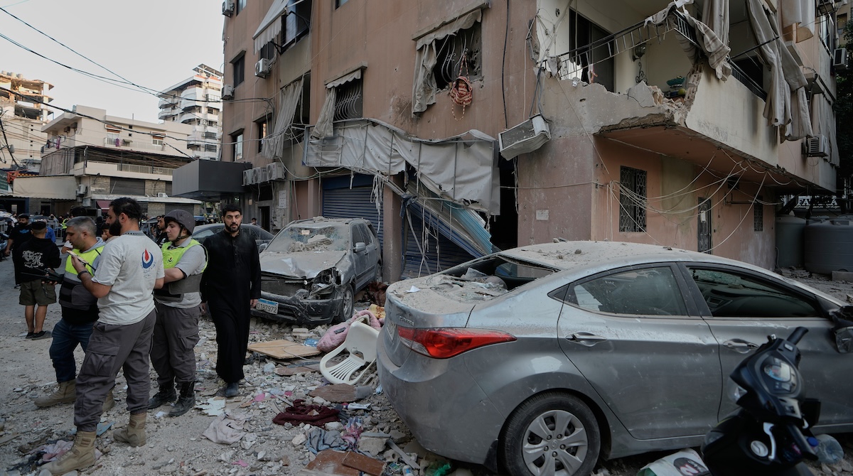 Israele colpisce Beirut violando il cessate il fuoco e causando una vittima e ventuno feriti