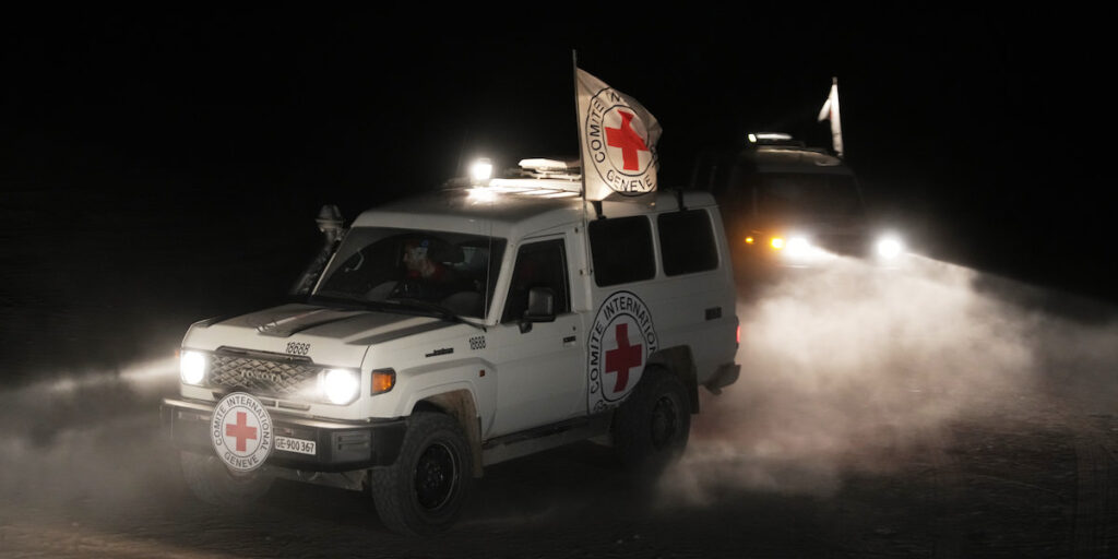 Israele riceve tre corpi di ostaggi morti da Hamas per identificazione