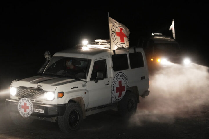 Israele riceve tre corpi di ostaggi morti da Hamas per identificazione