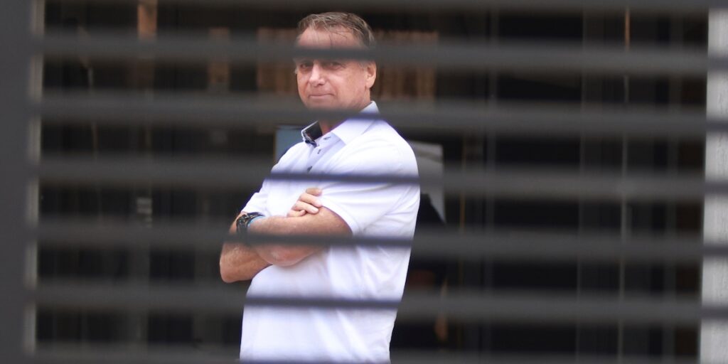 Jair Bolsonaro, ex presidente del Brasile, arrestato dopo gli arresti domiciliari