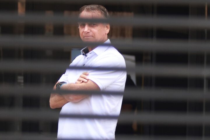 Jair Bolsonaro, ex presidente del Brasile, arrestato dopo gli arresti domiciliari