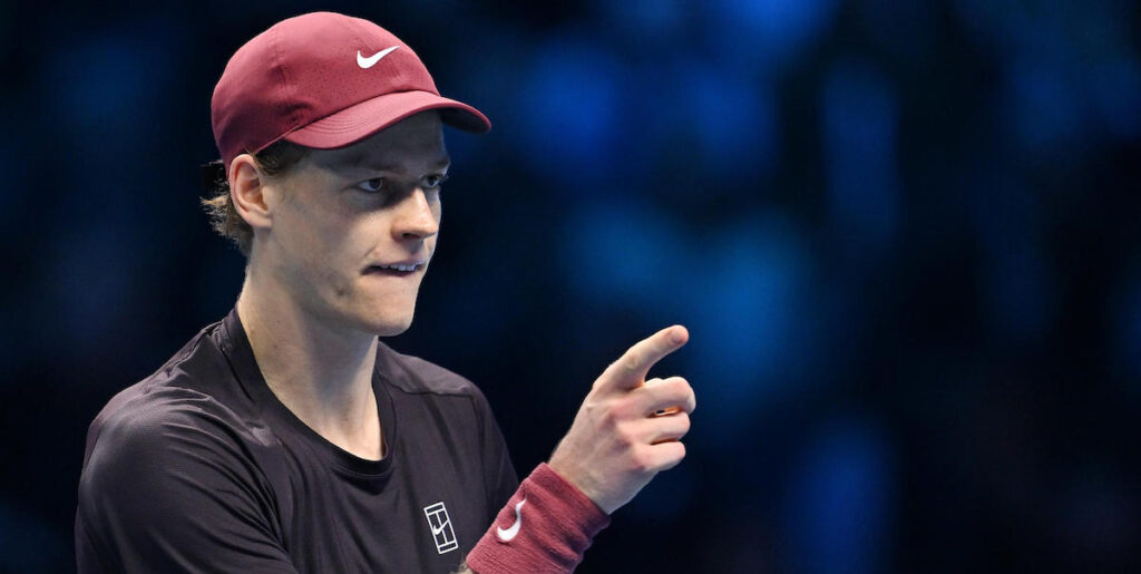 Jannik Sinner raggiunge la finale delle ATP Finals a Torino dopo aver battuto Alex de Minaur