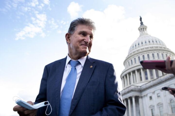 Joe Manchin: «I democratici devono scegliere il centro per contrastare il trumpismo»