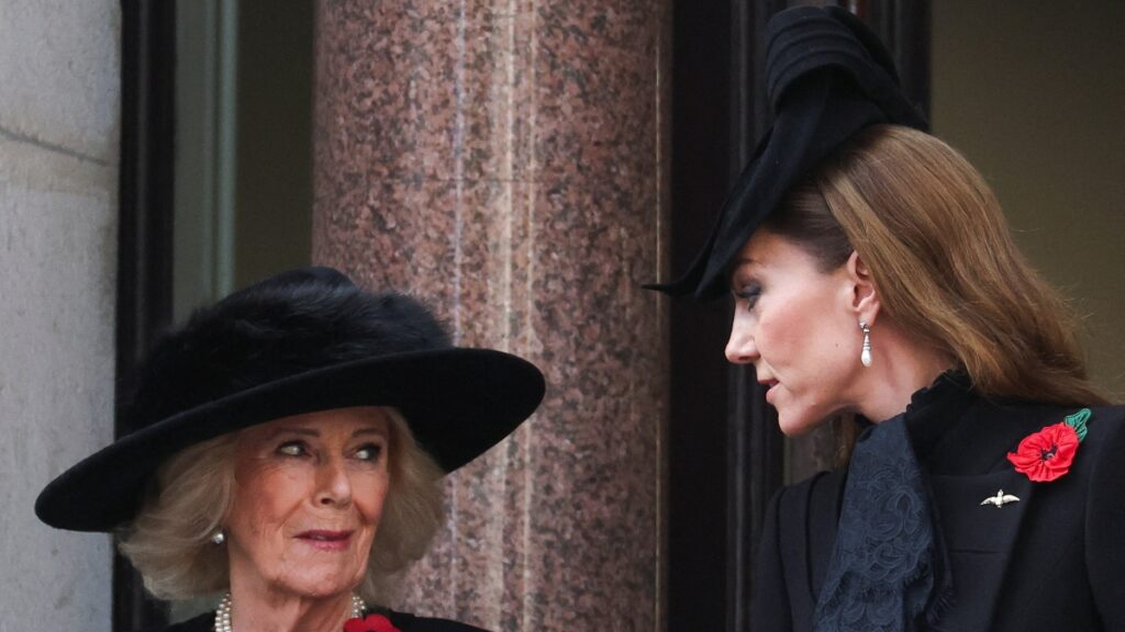Kate e Camilla partecipano alla cerimonia di commemorazione al Cenotafio di Londra