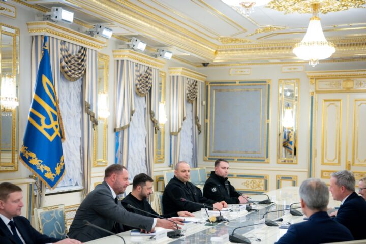 Kiev respinge il piano di pace Usa, Zelensky annuncia colloquio con Trump