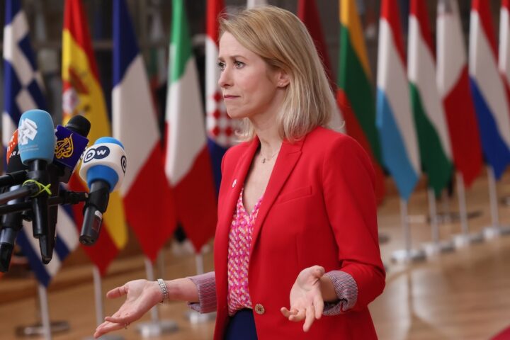 La Commissione Europea inasprisce le regole sui visti per i cittadini russi a causa dei sabotaggi attribuiti alla Russia