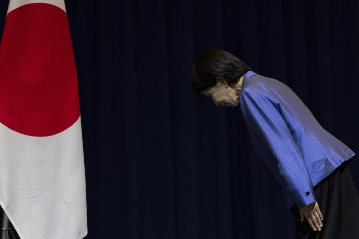 La prima ministra giapponese Sanae Takaichi convocata in riunione alle 3 del mattino