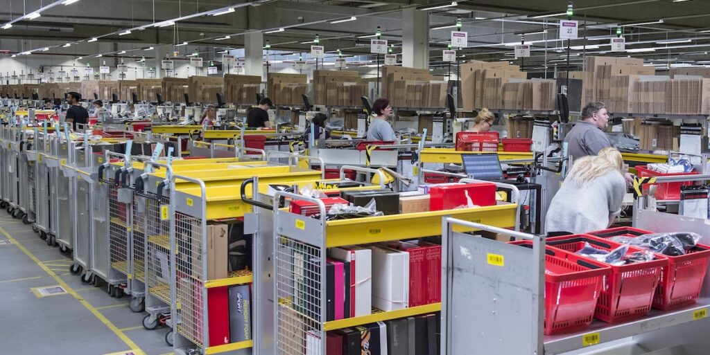 La procura di Milano indaga su Amazon per contrabbando di prodotti cinesi