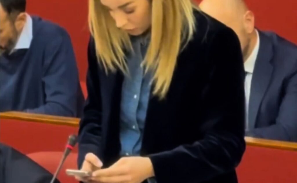 La sindaca di Genova Silvia Salis denuncia insulti sessisti e chiede educazione sessuo-affettiva nelle scuole