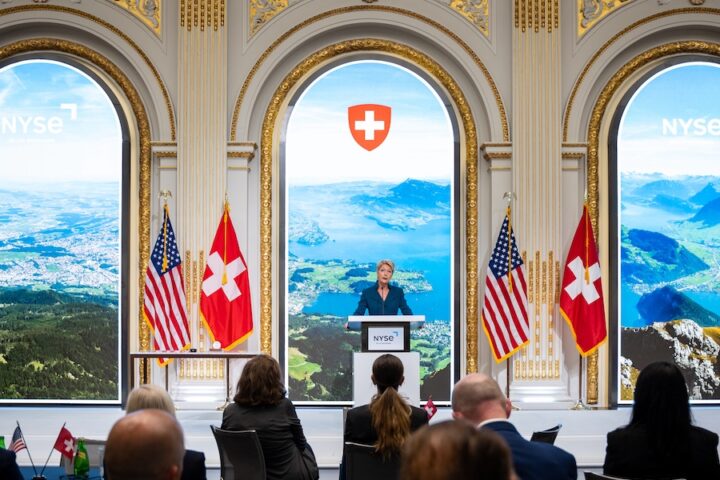 La svizzera cerca di ottenere la riduzione dei dazi da trump attraverso la diplomazia e regali costosi
