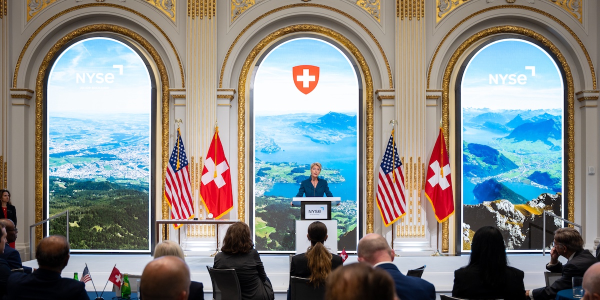 La svizzera cerca di ottenere la riduzione dei dazi da trump attraverso la diplomazia e regali costosi